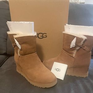 NWT UGG Womens Classic Femme Button in Chestnut size 10 perfect condition box